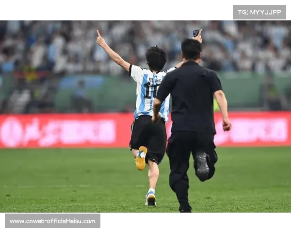 小球迷闯入球场拥抱偶像，保安人性化处理获好评